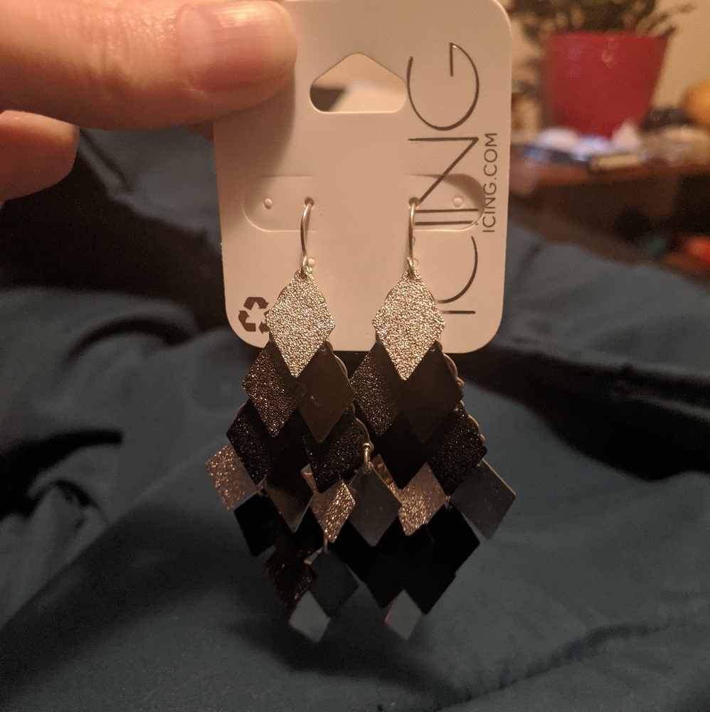 BRAND NEW! Gorgeous black & silver dangle earrings